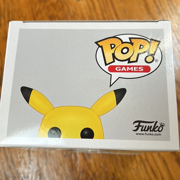 Funko Pop Pokémon Pikachu figurine in original box.  #353.  Good condition. - Picture 7 of 11